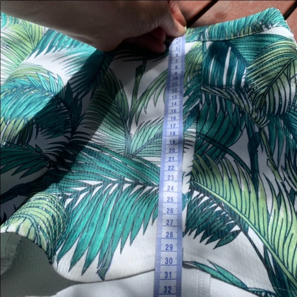MINKPINK Palm fronds banana leaf shorts M - Picture 14 of 14